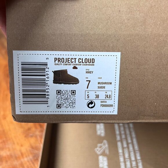 Classic Ultra Mini Boots Size 7 NEW IN BOX WITH TAGS - Picture 3 of 5